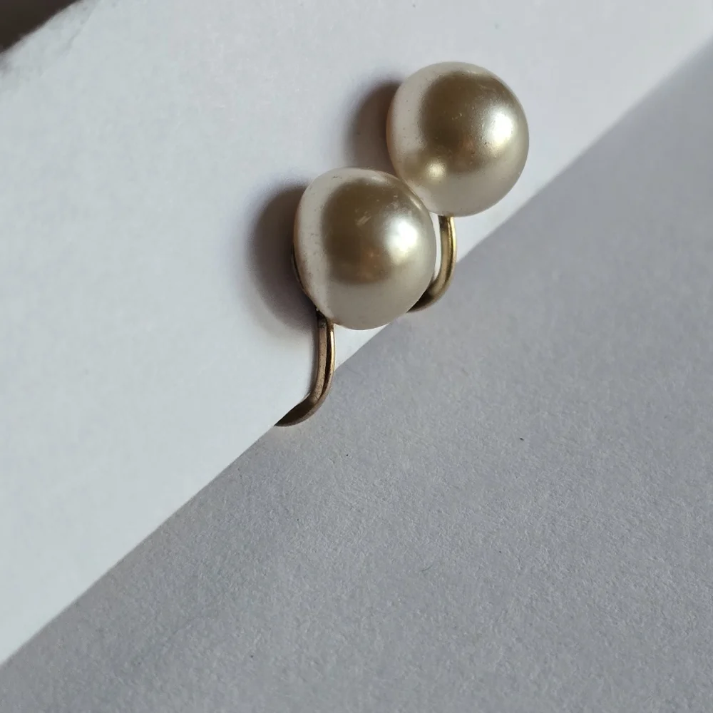 Vintage earrings screwback gold filled faux pearl pearlcore dainty classic